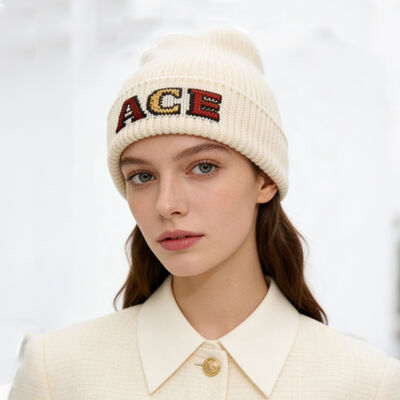 کلاه‌های پشمی قابل تنظیم که عایق طبیعی و ظاهری کلاسیک را برای مجموعه‌های پوشاک زمستانی فراهم می‌کنند